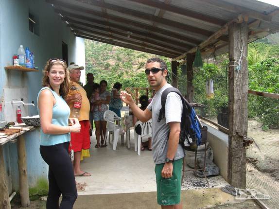 No meio da caminhada, pausa para uma legítima cachaça da terra na região de Pancas, nos Pontões Capixabas, noroeste do Espírito Santo (foto de Dez/2008)
